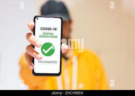 Passe verte de Covid-19, un homme montre un téléphone portable avec le passeport de santé.Certificat de vaccination pour mener une vie normale, coronavirus Banque D'Images