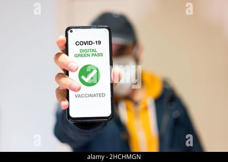 Passe verte de Covid-19, un homme montre un téléphone portable avec le passeport de santé.Certificat de vaccination pour pouvoir voyager et aller dans les restaurants, coron Banque D'Images