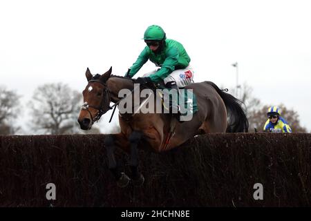 Photo du dossier datée du 10-12-2020 de Zambella criblée par Daryl Jacob sur le chemin de gagner le groupe Wigley Lady Godiva Maress' Novices Chase à l'hippodrome de Warwick.Zambella a fait pratiquement chaque cour de la course dans les mains de Sam Twiston-Davies pour impressionner la vedette Yorkshire Silver Vase Maress' Chase à Doncaster.Date de publication : le mercredi 29 décembre 2021. Banque D'Images