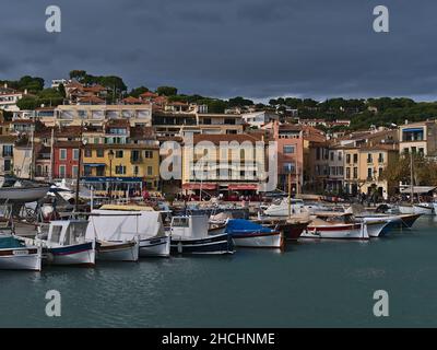 Vue sur la petite ville de Cassis, Côte d'Azur, France sur la côte méditerranéenne par jour nuageux en automne avec des bâtiments caractéristiques. Banque D'Images