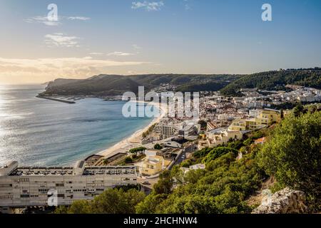 Magnifique paysage urbain de Sesimbra par l'océan Atlantique, quartier de Setubal, Portugal Banque D'Images