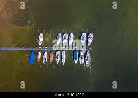 Vue aérienne sur les voiliers amarrés à la jetée en bois dans le lac Ratzeburger / Ratzeburger Voir en été, Schleswig-Holstein, Allemagne Banque D'Images