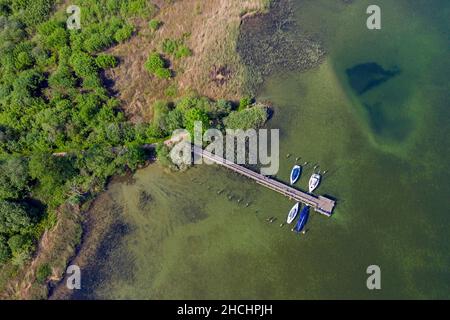 Vue aérienne sur les voiliers amarrés à la jetée en bois dans le lac Ratzeburger / Ratzeburger Voir en été, Schleswig-Holstein, Allemagne Banque D'Images