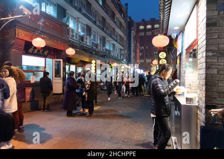 Février 2019, Chine, Pékin.Marché extérieur avec des hiboux de rue exotiques, vers, cafards, scorpions et plus encore Banque D'Images