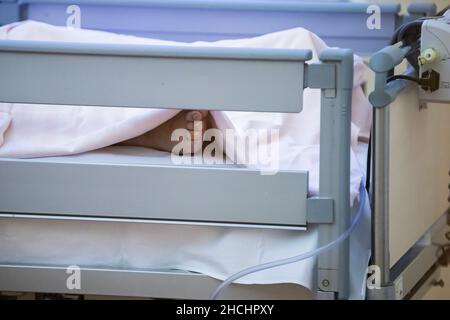 Berlin, Allemagne.29th décembre 2021.Le pied d'un patient Covid 19 est vu dans l'unité de soins intensifs de l'hôpital communautaire de Havelhöhe.Credit: Christoph Soeder/dpa/Alay Live News Banque D'Images