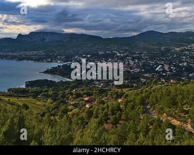 Belle vue de haut angle de la petite ville de Cassis, Côte d'Azur au bord de la mer méditerranée avec les montagnes du massif des Calanques en arrière-plan. Banque D'Images