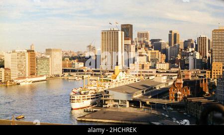 Vue sur Circular Quay, y compris un navire à passagers au terminal passagers outre-mer de Sydney Cove, AMP Building, Norwich Building, Pearl Building, Circular Quay Railway Station et l'ASN Company Building.Depuis le pont du port de Sydney.Sydney, Nouvelle-Galles du Sud, Australie.Mai 1972 Banque D'Images