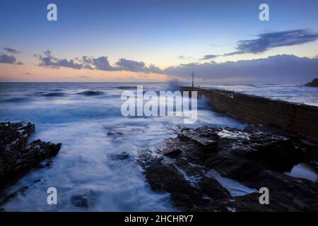 Un coucher de soleil d'hiver sur la jetée de Porthleven Banque D'Images
