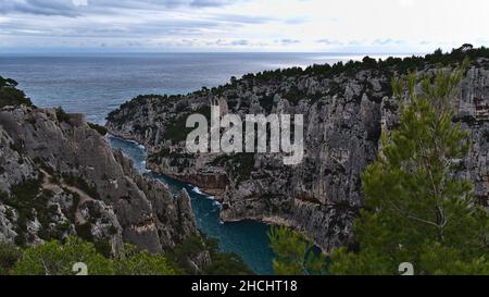 Magnifique vue panoramique sur la baie étroite et populaire de Calanque d'en-Vau sur la côte méditerranéenne près de Cassis, Côte d'Azur dans le parc national de Calanques. Banque D'Images