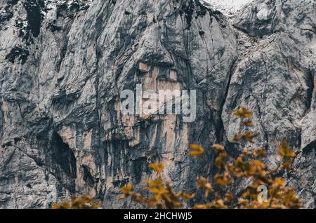 Un gros plan d'une montagne ressemblant à un visage humain connu sous le nom de Heaten Maiden dans les Alpes en Slovénie Banque D'Images