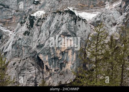 Vue panoramique sur une montagne ressemblant à un visage humain connu sous le nom de Heaten Maiden dans les Alpes en Slovénie Banque D'Images