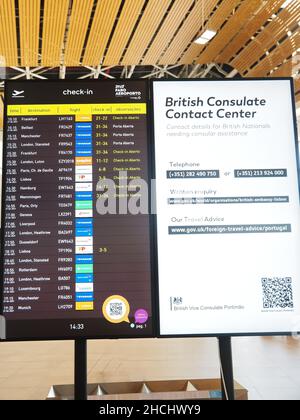 Horaires des vols de départ à l'aéroport de Faro au Portugal avec avis au centre de contact du consulat britannique Banque D'Images