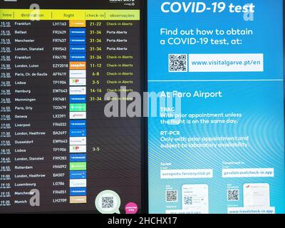 Horaires des vols de départ à l'aéroport de Faro au Portugal avec avis d'essai Corona Banque D'Images