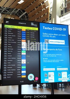 Horaires des vols de départ à l'aéroport de Faro au Portugal avec avis d'essai Corona Banque D'Images