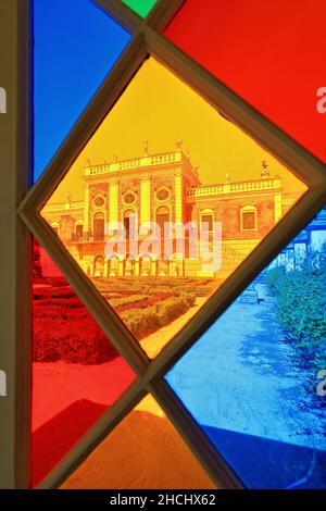 Vitraux, vitraux, chemins de jardin, haies taillées, balustrades de balcon, façade orientée sud.Palais NeoRococo-Estoi-Algarve-Portugal-023 Banque D'Images