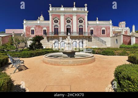 Façade sud-neoRococo Palace-chemin de gravier-haies taillées-fontaine centrale-long balcon-fenêtres de hublot-statues sur le toit.Estoi-Algarve-Portugal-030 Banque D'Images