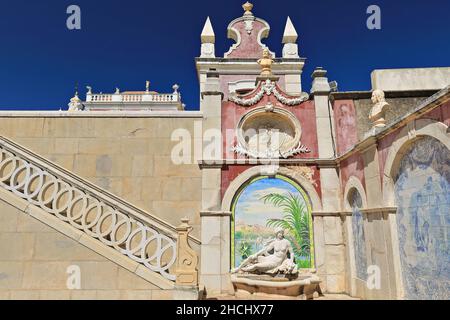 Montez les escaliers jusqu'au troisième étage des panneaux de carreaux de fontaine de nymphe du jardin.Palais NeoRococo-Estoi-Algarve-Portugal-037 Banque D'Images