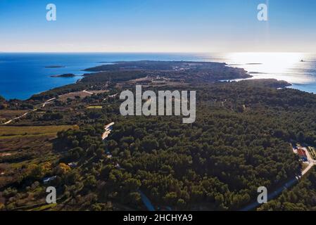 Une vue aérienne sur le cap Kamenjak depuis la place de Premantura contre le soleil, Istria, Croatie Banque D'Images