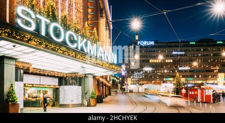 Helsinki, Finlande.Bâtiment du grand magasin Stockmann sur la rue Mannerheim Avenue en soirée Noël nouvel an illuminations festives.C'est le cas Banque D'Images