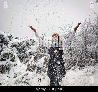 Katmandou, Bagmati, Népal.29th décembre 2021.Une fille joue avec la neige après une chute de neige dans les collines de Chandragiri, à environ 18 km de Katmandou, capitale du Népal.C'est la première fois que les chutes de neige ont recouvert la colline de Chandragiri en hiver cette année.(Image de crédit : © Sunil Sharma/ZUMA Press Wire) Banque D'Images
