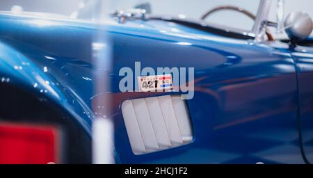 Gros plan d'une voiture de sport bleue Shelby Cobra Banque D'Images