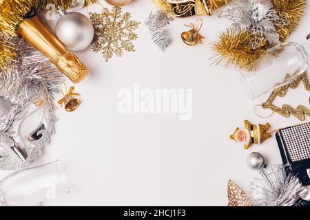 Noël et Nouvel An fond blanc avec champagne, cierges, d'argent et de décorations dorées. Célébration du parti Banque D'Images