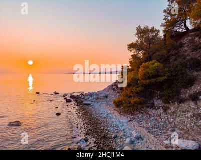 Magnifique Rocks sur la plage de pierre au coucher du soleil. Banque D'Images