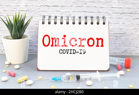 La main du médecin tient une carte avec du texte - Nouvelle variante Covid Omicron.Covid-19 nouvelle variante - Omicron.Variante OMICRON du coronavirus.Variante SARS-COV-2 de Banque D'Images