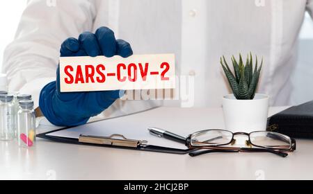 Concept médical à propos du SRAS-COV-2 faits avec signe sur le papier Banque D'Images