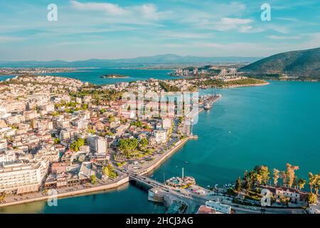 Vue aérienne d'été de la ville de Chalcida Grèce. Banque D'Images