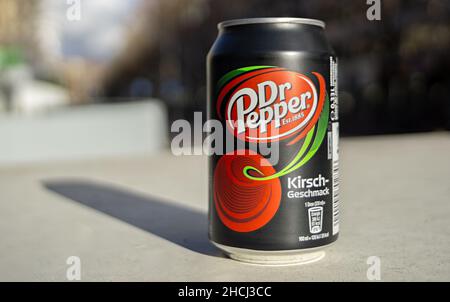 Stuttgart,Allemagne,décembre 05,2021: Calwer Strasse il s'agit d'une CAN rouge, noir et vert du Dr Pepper au goût de cerise. Il a été fabriqué en Allemagne Banque D'Images