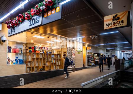 Boutique de cadeaux à l'intérieur du terminal de l'aéroport international Juan Santamaría de San José.Costa Rica, Amérique centrale. Banque D'Images