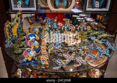 Souvenirs colorés faits à la main dans les boutiques de cadeaux de l'aéroport international Juan Santamaría de San José.Costa Rica, Amérique centrale. Banque D'Images