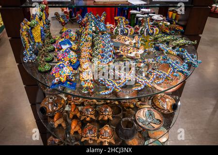 Souvenirs colorés faits à la main dans les boutiques de cadeaux de l'aéroport international Juan Santamaría de San José.Costa Rica, Amérique centrale. Banque D'Images