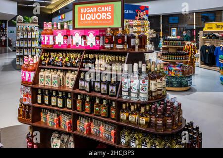 Liqueurs de canne à sucre à vendre dans les boutiques de cadeaux de l'aéroport international Juan Santamaría de San José.Costa Rica, Amérique centrale. Banque D'Images