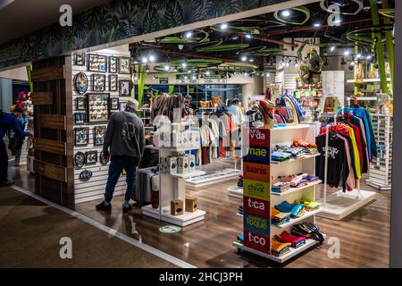 Boutiques de cadeaux à l'aéroport international San Jose Juan Santamaría.Costa Rica, Amérique centrale. Banque D'Images