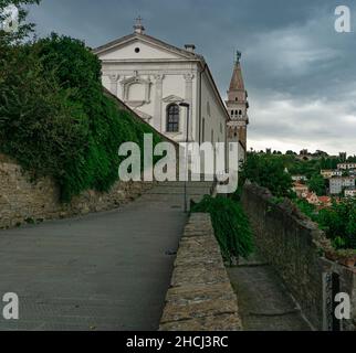 Piran, Slovénie - 23 août 2021 : un chemin menant à l'église sur la colline Banque D'Images