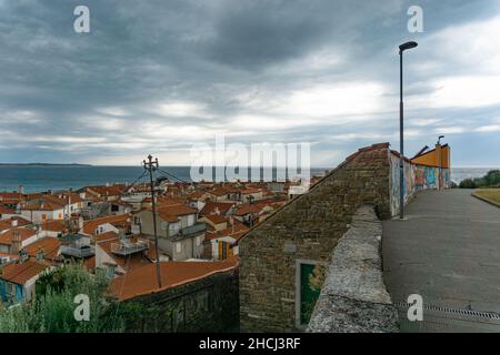 Piran, Slovénie - 23 août 2021 : vue sur la vieille ville de Piran avant la tempête Banque D'Images