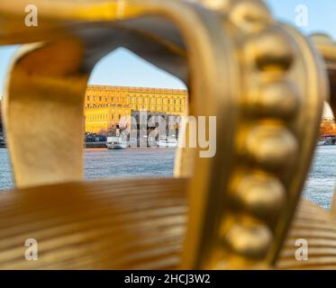 Stockholm, Suède - 19 octobre 2021 : regardez à travers le cadre de la couronne dorée sur le pont Banque D'Images