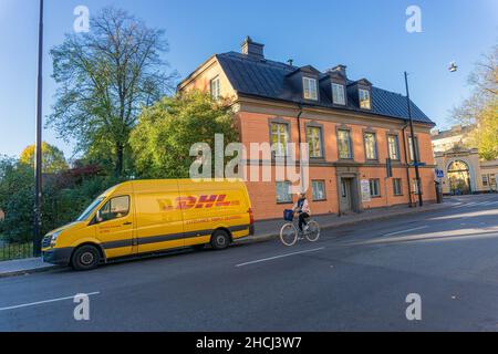 Stockholm, Suède - 19 octobre 2021 : camionnette de livraison au milieu de Stockholm, garrée pour livraison devant le bâtiment Banque D'Images