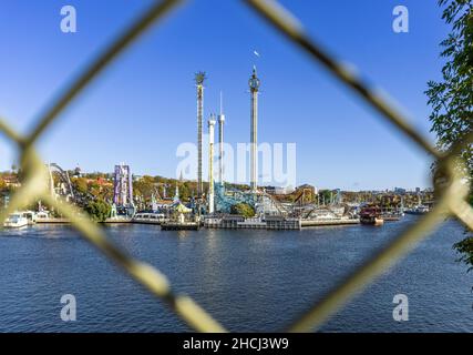 Stockholm, Suède - 19 octobre 2021: Regardez à travers la clôture dans le côté opposé d'un parc d'attractions de Stockholm appelé Grona Lund, parc vert en t Banque D'Images