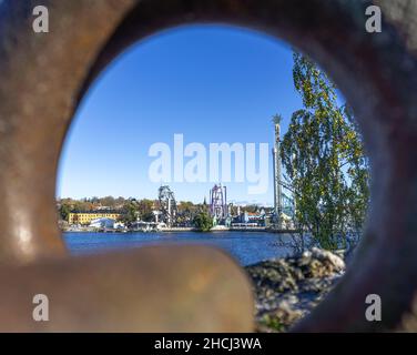 Stockholm, Suède - 19 octobre 2021 : parc d'attractions vu à travers le trou rond, cadrage Banque D'Images