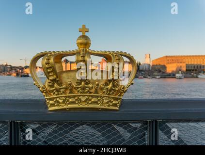 Stockholm, Suède - 19 octobre 2021 : couronne d'or sur le pont de l'autre côté du château royal en Suède Banque D'Images