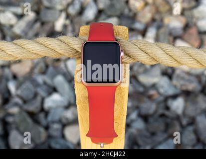 Sodertalje, Suède - 11 mai 2021: Apple sport Watch 3 génération sur fond de bois avec corde et pierres grises ci-dessous Banque D'Images