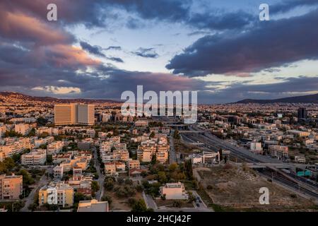 Vue panoramique aérienne du quartier Maroussi, y compris le péage Attiki Odos et le périphérique.Athènes, Grèce. Banque D'Images