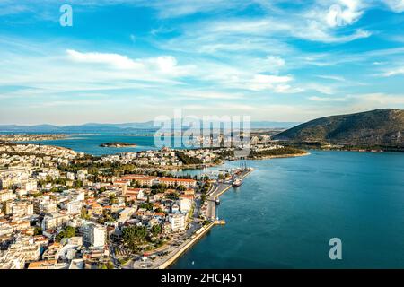 Vue panoramique aérienne de la ville de Chalcida au centre de la Grèce.Port et nouveau pont suspendu en arrière-plan. Banque D'Images