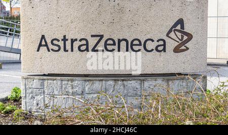 Sodertalje, Suède - 11 mai 2021 : logotype de la ferme pharmaceutique AstraZeneca à l'entrée de leurs installations Banque D'Images