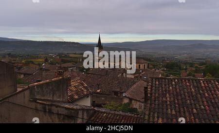 Vue sur le petit village de Bonnieux en basse montagne Luberon en Provence, France par jour nuageux en automne avec des bâtiments caractéristiques. Banque D'Images