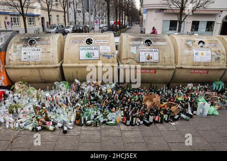 Conteneurs de bouteilles en verre de recyclage débordant avec des rangées de bouteilles alignées en face sur le sentier, Munich, Allemagne, Europe. Banque D'Images