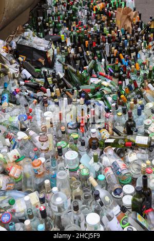 Gros plan des rangées de bouteilles alignées devant les conteneurs de bouteilles en verre de recyclage,Munich,Allemagne,Europe. Banque D'Images